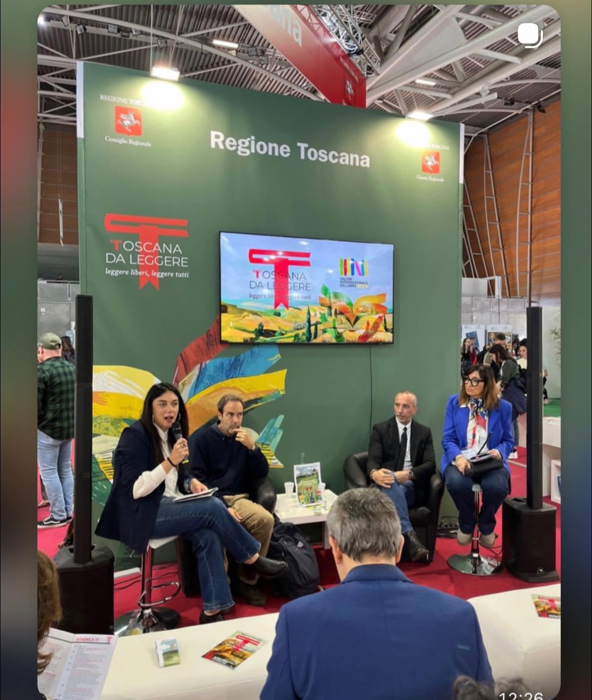 Diletta Fallani e altre persone allo spazio Toscana da leggere della Regione Toscana