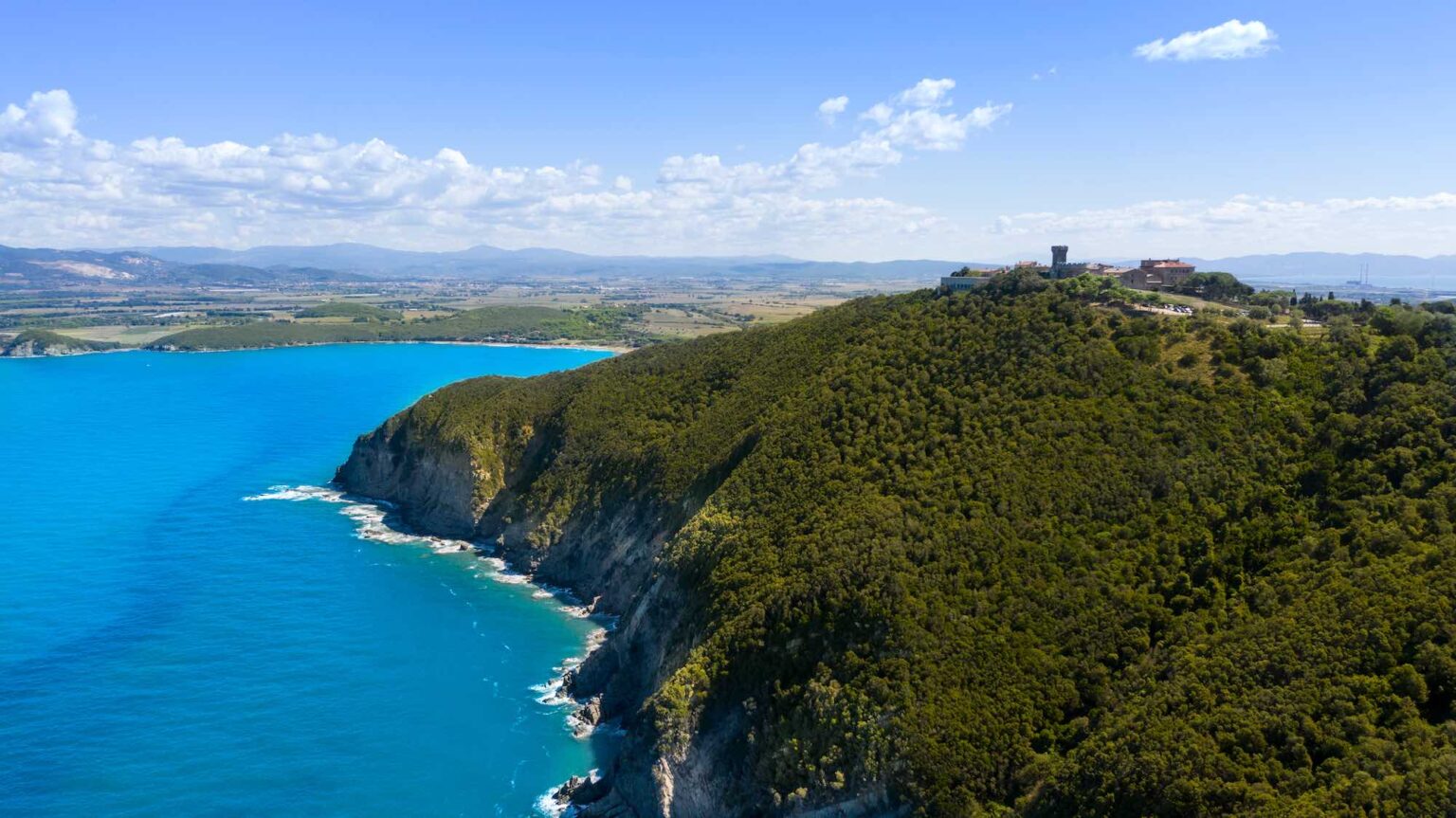 La costa di Baratti e la Torre di Baratti viste dall’alto
